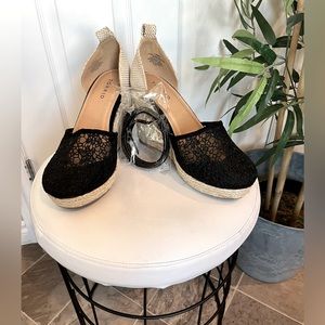 Like new Torrid feminine floral black platform wedges